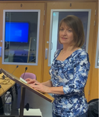 Standing at lectern to left_3 Speech interpreting